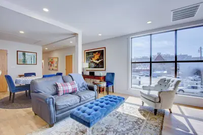 Image de 3bed \/ 3Bath Oasis moderne au coeur de l'histoire