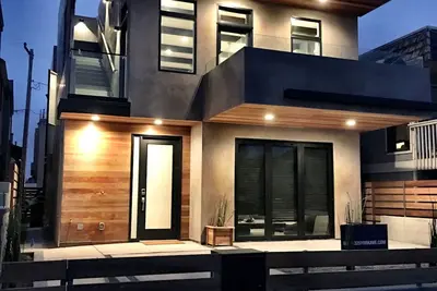 Nouvelle maison de plage moderne avec terrasse sur le toit avec vue sur l'océan et à quelques pas de la plage