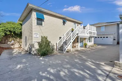 Image de L'ÉTÉ Est LÀ! Dog Friendly North End Beach Cottage - Promenade privée à la plage!