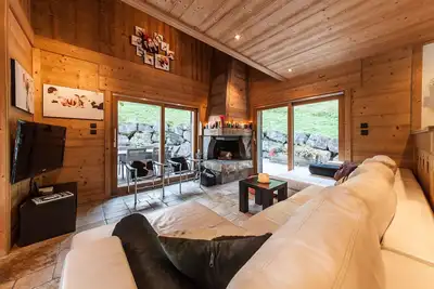 Image de Cosy, chalet traditionnel avec bain à remous en plein air et une vue imprenable