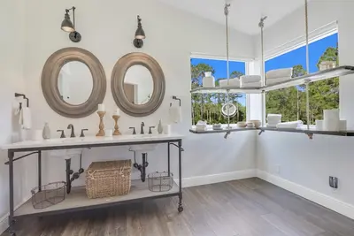 Image de Retraite au bord de l'eau récemment rénovée avec des vues panoramiques et des intérieurs design