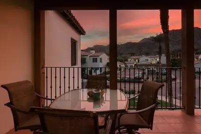 Image de Villa de style Hacienda espagnole basée sur un complexe avec vue sur la montagne - 3 lits