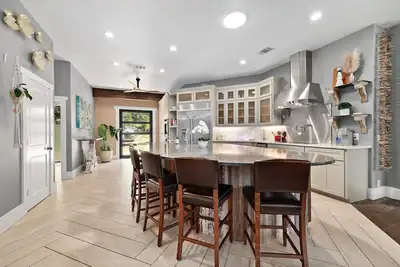 Image de Maison de luxe privée sur un terrain isolé; Super piscine