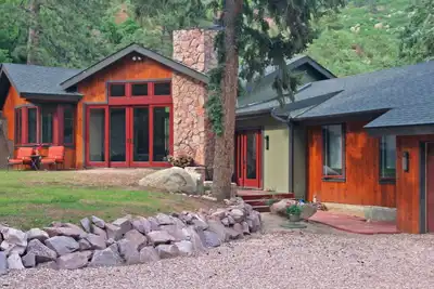 Image de Elite Mountain Retreat. . . pins imposants, randonnée, pêche, cascades et ruisseaux