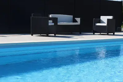 Image de Espace piscine clos chauffée de mai à octobre à 28 °, Parc et espace détente.