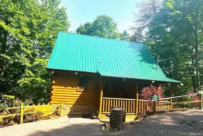 Image de ! Hou La La! Réservez savoir pour Juillet Log Cabin entre Gatlinburg et Pigeon Forge