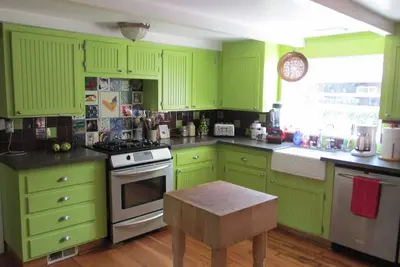 Image de Original 1927 Cozy Lakefront Bungalow Avec Wrap Autour De Porch (No Lake Access)