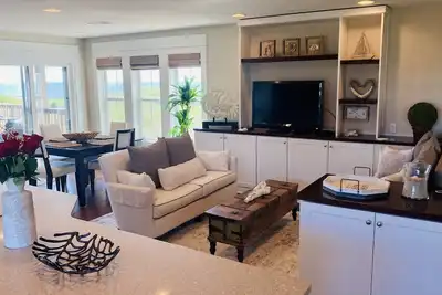 Image de Oceanfront Luxury w \/ Pool! Propriété Perfect Beach décorée professionnellement 💙!
