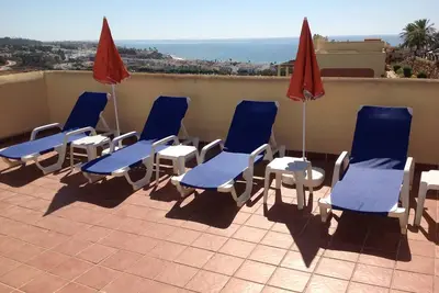 Image de Penthouse avec terrasse ensoleillée sur le toit, à proximité des bars \/ restaurants, climatisation, wifi gratuit