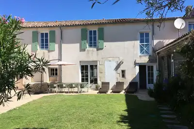 Image de Grande maison de charme au coeur du village de la Couarde proche des plages. . .
