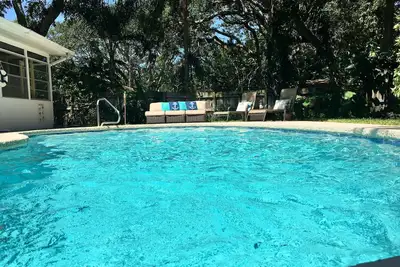 Image de Beach House w / Piscine \"SeasTheDayFL\" salle de jeux! Marcher à la plage!