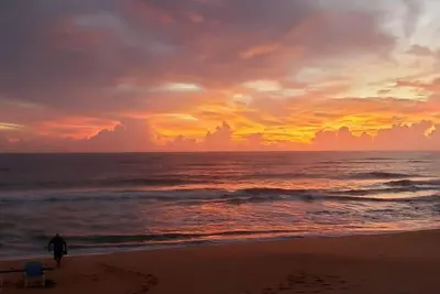 Image de Oceanfront, One Bedroom, à quelques pas de la plage et à proximité du centre de la ville