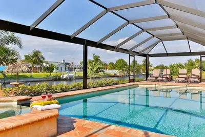 Image de Casa Nueva - Bijou familial, terrasse couverte, piscine privée, bain à remous et quai