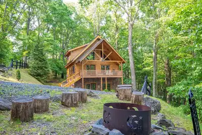 Image de Blue Ridge Log Cabin - À quelques minutes de West Jefferson - Été dans les monts