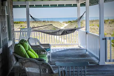 Image de Oceanfront Haven! Ce chalet de plage classique offre l'escapade parfaite.