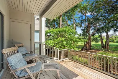 Image de 4996 Turtle Point: crédit de 150 $ pour équipement de plage / vélo! Grande terrasse et vue sur le golf