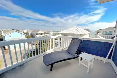 Image de Maison de ville relaxante avec de belles vues sur l'océan et à quelques pas de la plage!