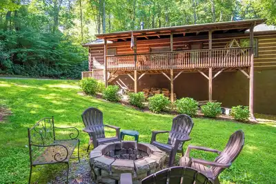 Image de Cabane en rondins confortable avec 2 suites Master - Bain à remous - Foyer extérieur - Porche couvert