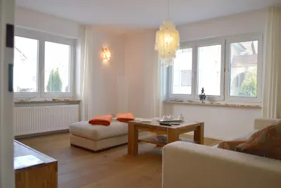 Image de appartement au rez-de-chaussée haut équipée avec vue sur le lac et grand balcon