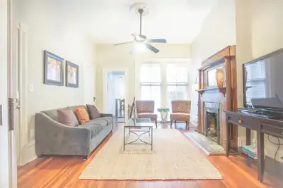 Image de Restez avec Lucky Savannah: Maison bien rangée en rangée donnant sur le parc Forsyth