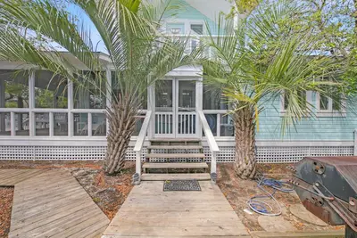 Image de En Bord de Mer Propre \"Beau Vent\" 2 Br / 2 Ba avec Loft! 10% de réduction en juin!
