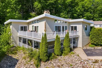 Image de Condo de charme sur la piste cyclable, Ă quelques minutes de Petoskey et Harbor Springs!