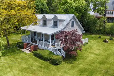 Image de Lakewood Landing: \"Une maison lacustre qui accepte les animaux de compagnie dans les vignobles\"