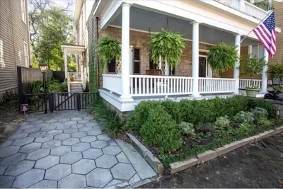 Image de Restez avec Lucky Savannah: Dog Friendly Garden Home sur la rue historique Huntingdon St.