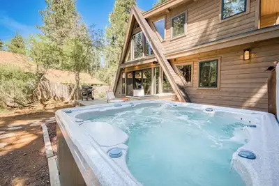 Image de Sugar Pine - Contemporain 3 Br West Cabin w \/ Nouveau Hot Tub!
