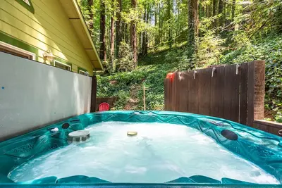 Image de Pays du vin! Hot tub, salle de jeux! Séquoias! Près des vignobles! 15% de réduction jusqu'au mois de mai!