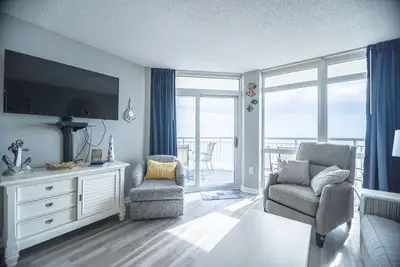 Image de Condo en bord de mer dans un grand complexe, avec des tonnes d'équipements de piscine (dans la tour 2)