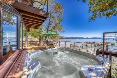Image de ** Lake Escape - 4 Br Lakefront w \/ Pier, bain à remous et bouée aussi!
