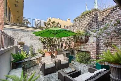 Image de Stay with Lucky Savannah: Maison historique à 2 étages avec balcon sur Calhoun Square