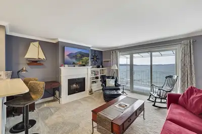 Image de Condo 1br en bord de mer sur le magnifique lac Charlevoix Ă Boyne City!