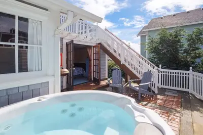 Image de Couples cottage avec lit king. Près de la plage et du casino.