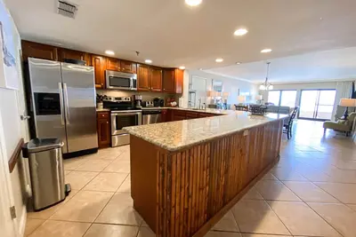 Image de \"Breakers East 805\" ~ Gulf Front 2br \/ 2ba ~ Condo remodelé ~ Vue spectaculaire! !