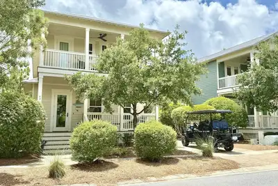 Image de 4br NatureWalk \"Pine Shore\" arrière-cour spacieuse avec foyer et commodités incroyables!