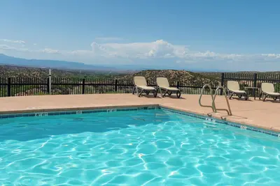 Image de Des couchers de soleil impressionnants et des vues sur les montagnes @ Bishop Lodge Villas avec piscine extérieure