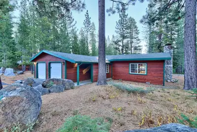 Image de La cabane Tahoe à un étage de Bear's Den avec 3 chambres, 2 salles de bains, bain à remous