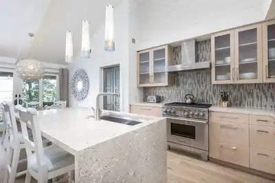 Image de Bord de l'eau! Récemment rénové, certifié Leed Home In Inlet Cove