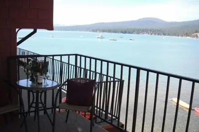 Image de Condo au bord du lac, superbes vues, 2 chambres \/ 1. 5 salles de bain, slps 6