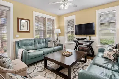 Image de Magnifique chalet face au golf! 4br-3. 5b Laurel Grove, 2 voiturettes de golf, près de la piscine.