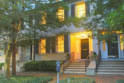 Image de Restez avec Lucky Savannah: Townhome de luxe de 3 étages sur l'historique Tattnall Street