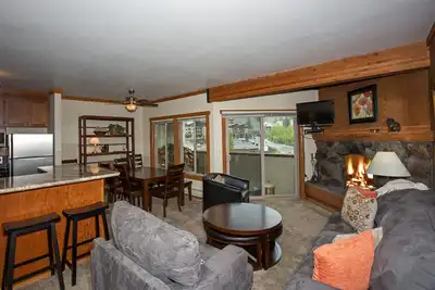 Image de **** Remodelé 2 Br - Séjour à Squaw - Distance De Marche au Village ***