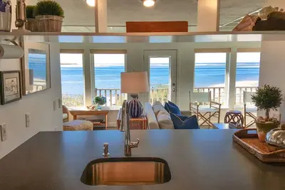 Image de maison en bord de mer avec cour privée et vue imprenable sur la baie et l'océan!