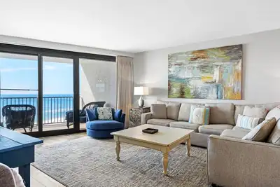 Image de Condo branché sur la plage avec vue sur le golfe, Panier De Golf, piscine tropicale et tramway à la plage