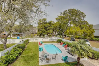 Image de Maison de plage privée récemment rénovée avec piscine privée et bain à remous! ! ! !
