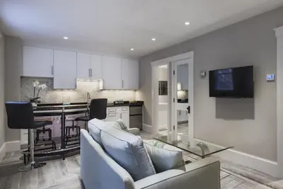 Image de Un nouveau studio haut de gamme, rue historique de la ville, présenté dans le seul magazine Nantucket