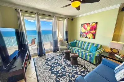 Image de Fabuleux condo en bord de mer avec une vue imprenable sur la côte et des chaines de plage gratuites!