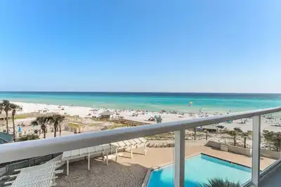 Image de Absolute Beachfront - Plan d'étage ouvert - vues sur les eaux émeraude et le sable blanc